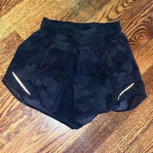 Lululemon Hotty Hot shorts BLACK CAMO